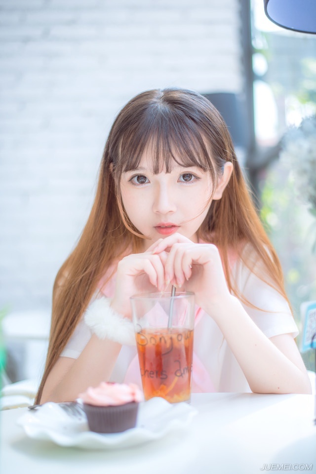 若要结婚，就嫁给一个视你如宝贝的男人，他会宽容你的小毛病，原谅你的不周到;他能照顾你，仿佛你是他的小妹妹;他能溺爱你，仿佛你是他的小宠物;他能赶走你偶尔冒出来的坏情绪，他能抱着你睡觉，给你做枕头，冬天不嫌你冷，夏天不嫌你热。